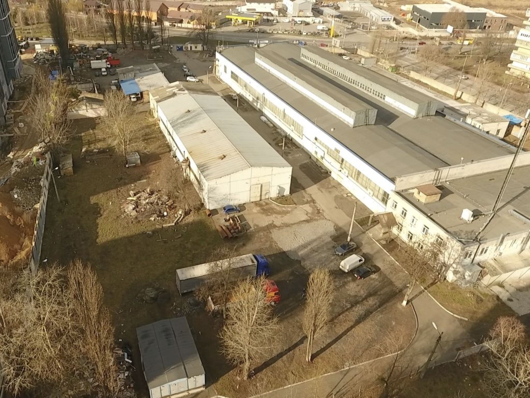 Аерофотозйомка: покрівлі корпусів із ліхтарями, внутрішні двори і під'їзди, поруч - забудова міста