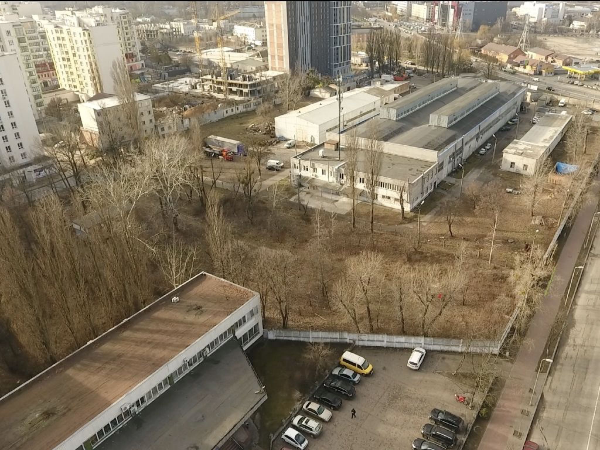 Аерофотозйомка з іншого боку: комплекс на тлі багатоповерхової забудови Вишневого і будівництва поруч